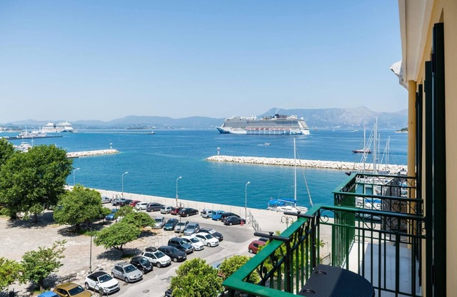 Deluxe Suite Side Sea View