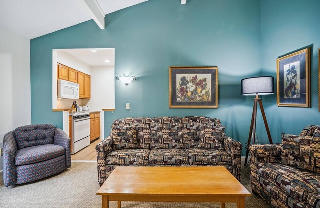 Deluxe Two Bedroom Suite on 2nd floor with outdoor heated pool 20708