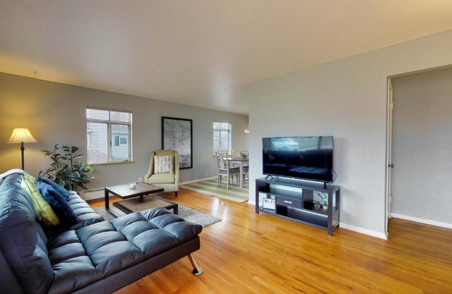 Denver 4 king, golf game, huge house with yard