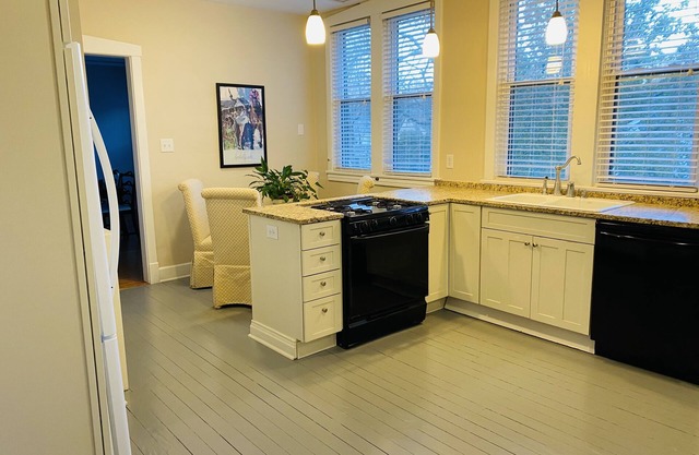 Derby Rental in Cherokee Park Steps from Famous Barnstable Brown Party