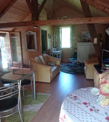 Des pierres rouges en extérieur, intérieur tout bois