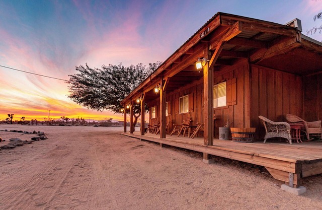 Desert Bliss Joshua Tree -Cowboy Pool & Tub. close to Pappy & Harriet's & Park.