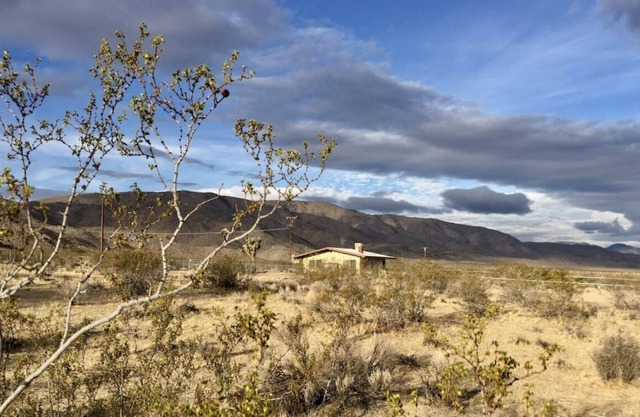 Desert Studio Home in Remote Homestead Community