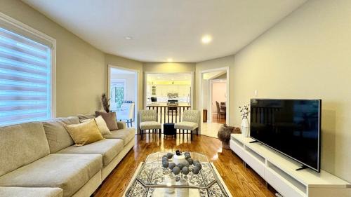 Designer 4BR Retreat, Luxe Living & Family-Friendly Fun