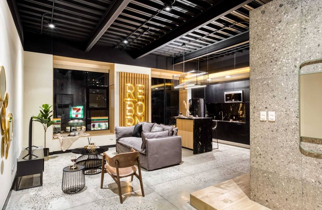 Designer Apt: Indoor Pool+Gym+Business Lounge
