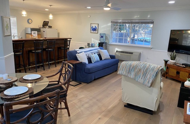 Designer Guesthouse w Tennis Ct, Pool & Hot Tub