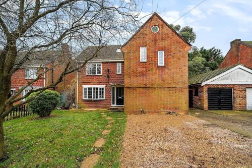 Detached 3 story 5 bedrooms, 4 double, 1 single 9 guests
