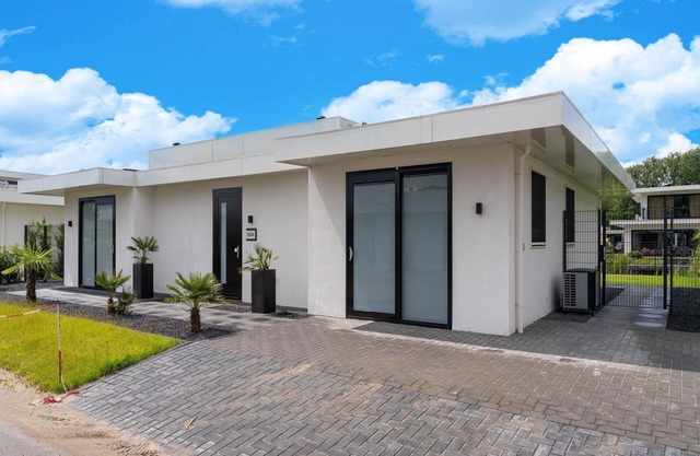 Detached 6-person villa with enclosed garden, spacious kitchen-living area and private jetty on the water