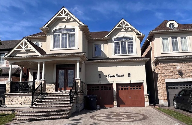 Detached House 5 minutes to amenities and highway!