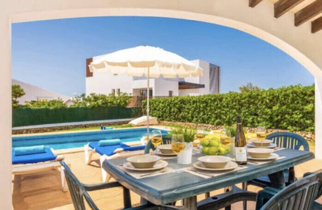 Detached villa with pool, with sea views