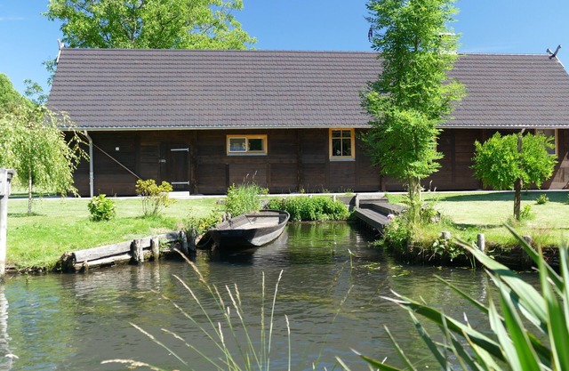 Die Scheune: Spreewaldblockhaus in Lehde mit Kamin, Sauna und eigenem Hafen