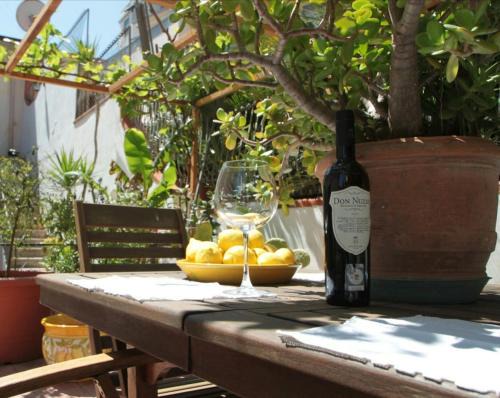 Dimora sicula a due passi dal mare con patio verde