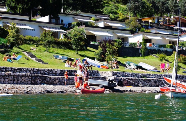 Directly on the lake with fenced garden
