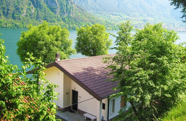 Directly on the lake with garden