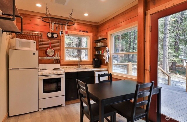 Discover Adventure: Tiny Cabin Nestled in the Enchanting North Cascades