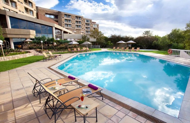 Discover Kingdom of the Sky! Onsite Spa, Sauna, Swimming Pool & FREE Parking!