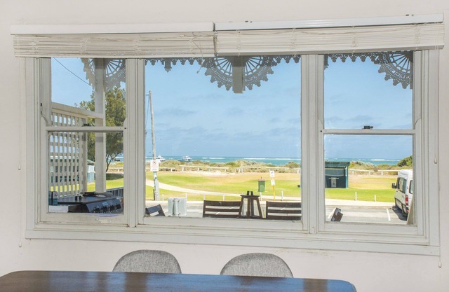 Doc's Cottage Lancelin - Ocean Views - Pet Friendly.