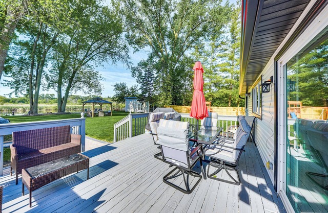 Dock, Kayaks, Game Room: Lakefront Antioch Home!