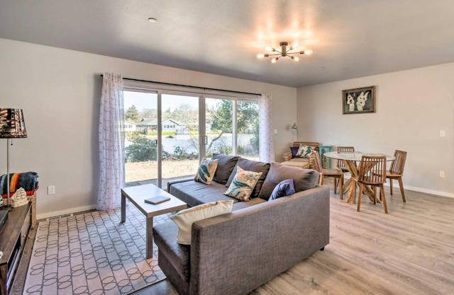 Dock, Water Views Dog-Friendly Ocean Shores Home!