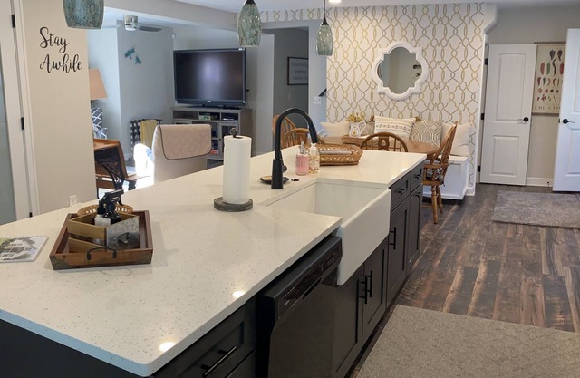 Dog Friendly 3B/3.5Bath, close to wineries, Lake Erie, parks, beaches and more!