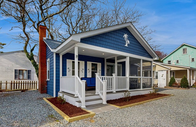 Dog-friendly cottage with pool, full kitchen, AC, porch, & outdoor shower