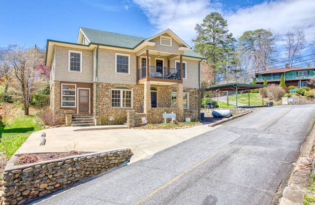 Dog-Friendly Duplex - Central AC, WiFi & Fireplace - Steps to Pool and Tennis