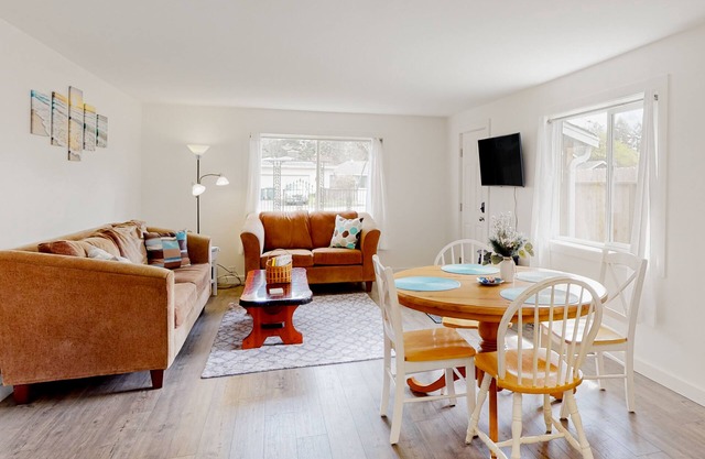 Dog-friendly home with washer/dryer & free WiFi - half mile to hiking & zoo