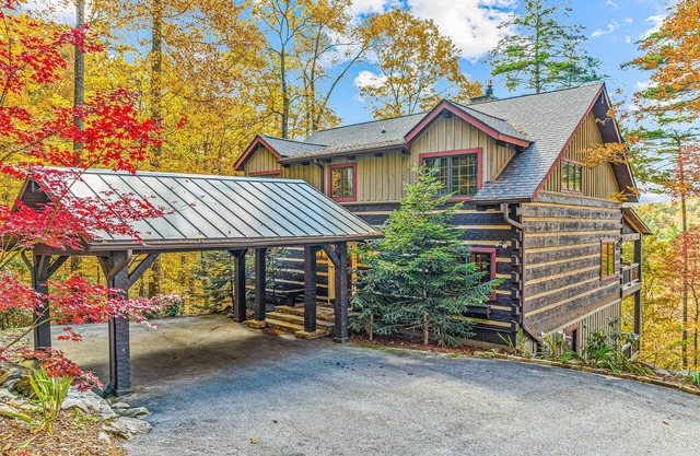 Dog-friendly, upscale cabin with gourmet kitchen, entertaining deck, & hot tub