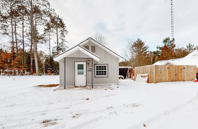 Dog-friendly, tree-lined home on the snowmobile trail with streaming, W/D, & AC