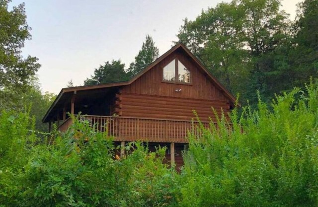 Dogwood Lodge- A beautiful three bedroom, two bath log cabin with Hot Tub! Hiking Trail & Cave on property!