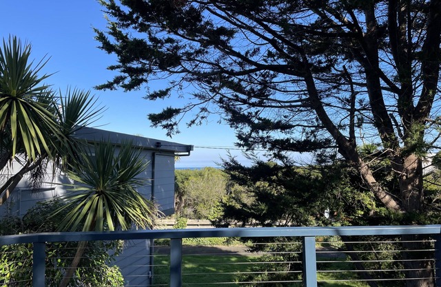 Dolphin Cottage - Dog Friendly* Free WIFI Ocean Views. 5 min walk to beach!