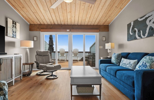 Dolphin View-Ocean Front, Multiple pools, Decks overlooking the ocean!