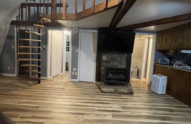 Dome house in DoverTN, near KY lake with event room, creek, pond & hunting land.