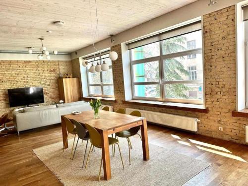 Domillion Huge Newtown 3 bdr apt Se16F