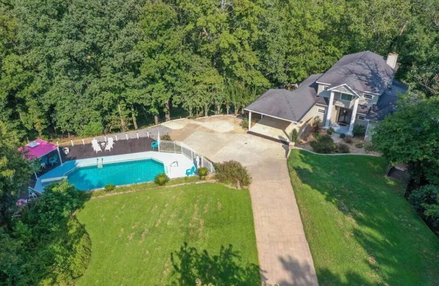 Doodle Days at Lake Jordan Sleeps 18 with a Pool!n