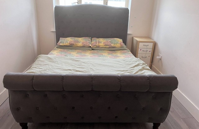 Double Bedroom with shared bathroom available to rent - Females only