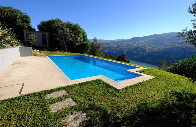 Douro Valley House with river/mountain view, parking, wifi, swimming pool