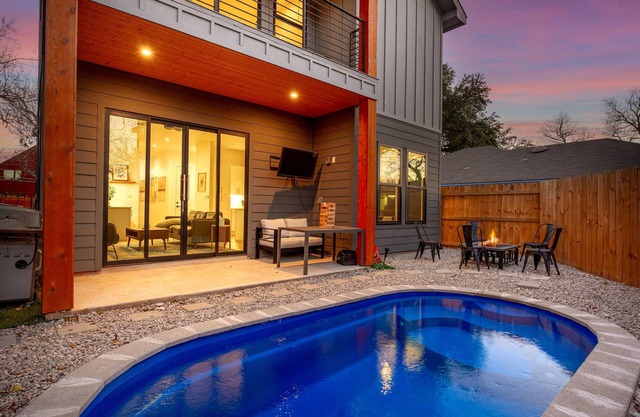 Downtown ATX - Unit A | Modern Home | Pool