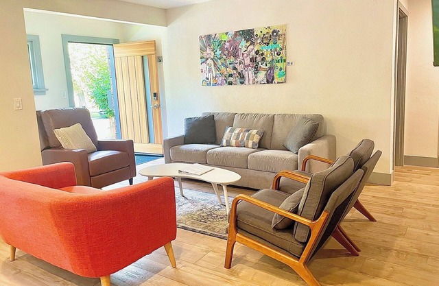 Downtown cottage with hot tub and fenced yard