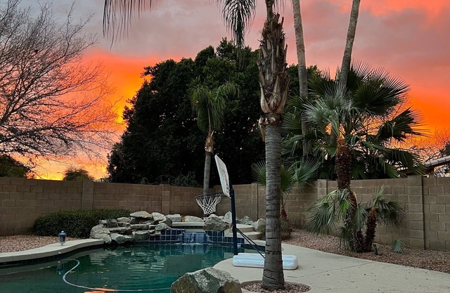 Downtown Family Retreat - Heated Saltwater Pool& Spa, Golf, Bikes