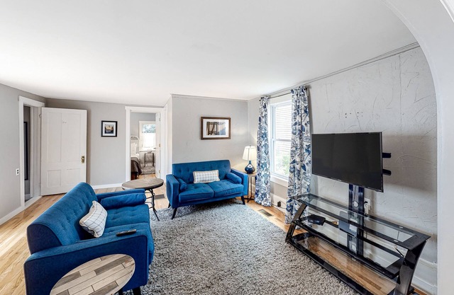 Downtown Getaway w/Full Kitchen & Furnished Porch - Walk to the Beach/Harbor