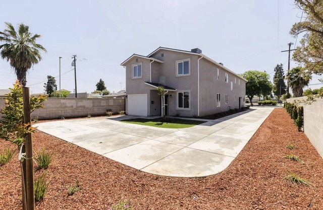 Downtown Hanford Getaway - New 4 bed, 3 Bedroom, 2.5 Bath