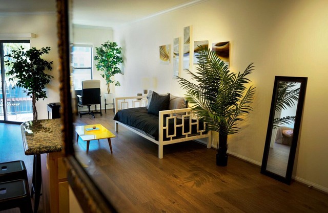 Downtown Los Angeles Amazing vacation cozy work space 1 bedroom home apartment