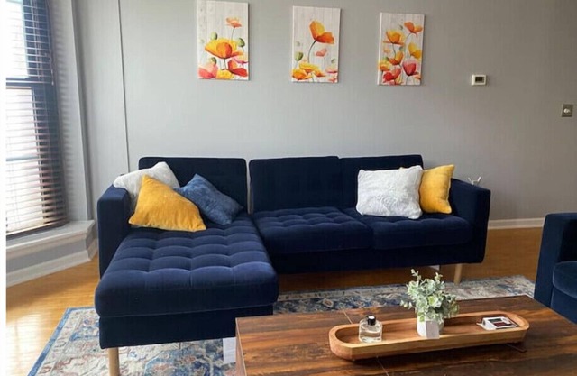 Downtown: Lovely 2-BD Condo with 1Free Garage Parking Space under Building