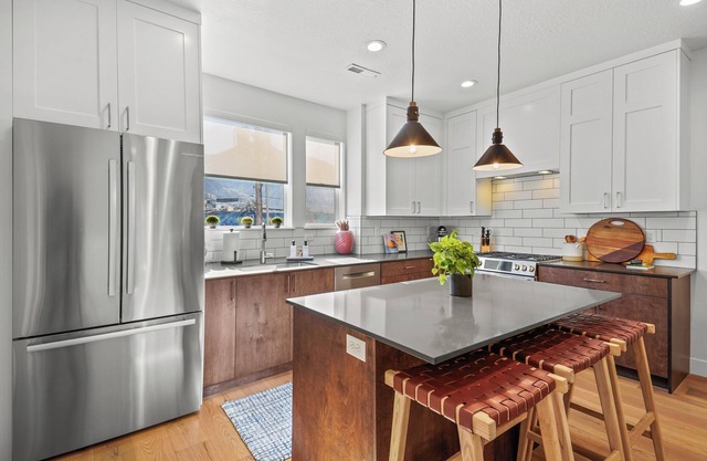 Downtown Modern 3-Bed Townhome with Bright, Upgraded Interiors & Books to read