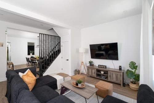 Downtown Penthouse 2 Level-4BDRS-8Guests