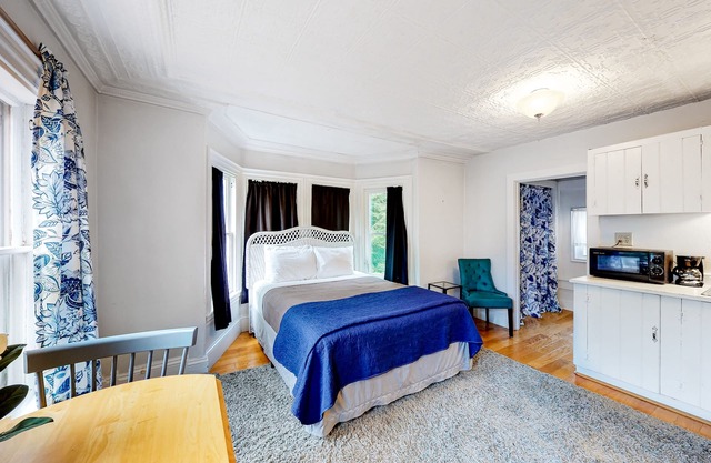 Downtown Studio w/Full Kitchen & Shared Porch - Walk Everywhere in Town