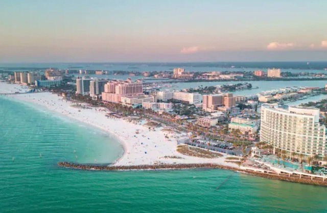 Downtown top floor views W/Pool,Gym, FREE parking