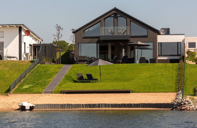 Dream house on the lake, private beach, sauna, fireplace, whirlpool tub, balcony, near Leipzig