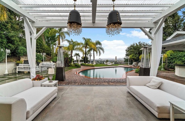 Dream Oasis w/Pool, Jacuzzi, Great Views!